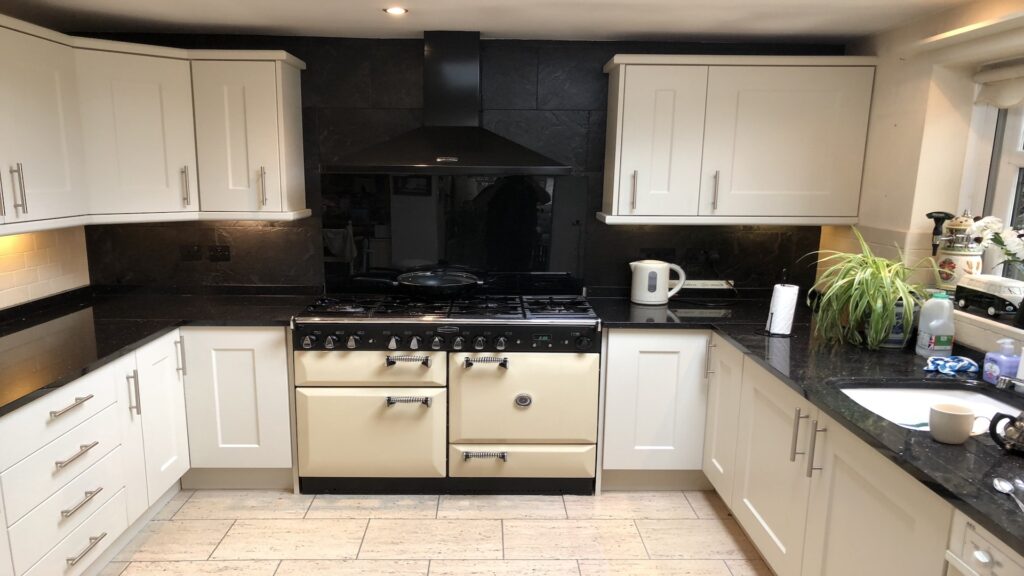 cream range cooker shaker doors haslington