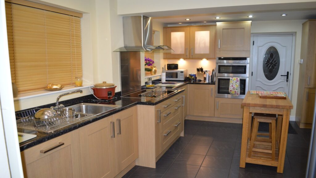 glass doors double oven ceramic hob curved glass extractor